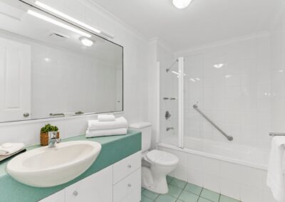 2 Bedroom Accommodation Townsville bathroom