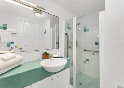 2 Bedroom Accommodation Townsville bathroom